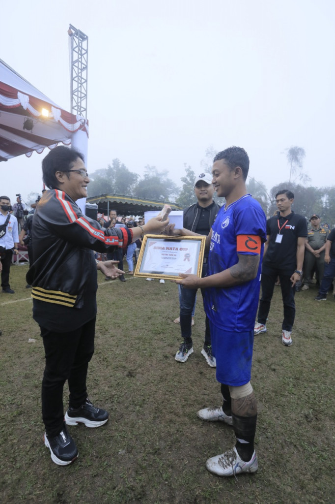 Bupati Giri Prasta Hadiri Penutupan Turnamen Bima Nata Cup 2022